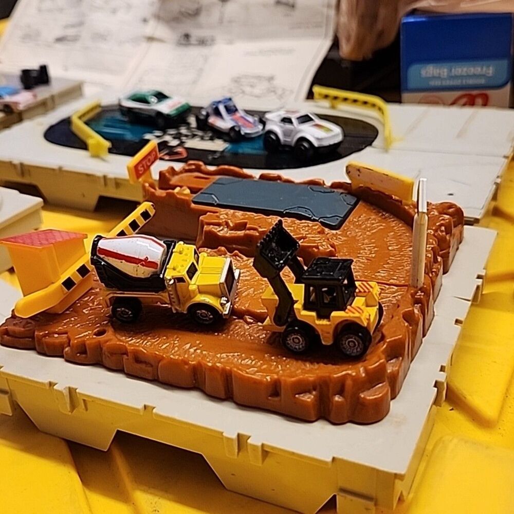 Vintage Galoob Micro Machines Travel City Playsets Lot of 5 With 7 Cars - Picture 3 of 8